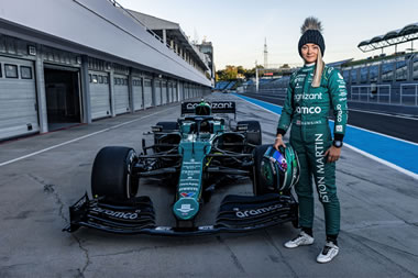 Jessica Hawkins es la primera mujer en pilotear un auto de F1 de nueva generación
